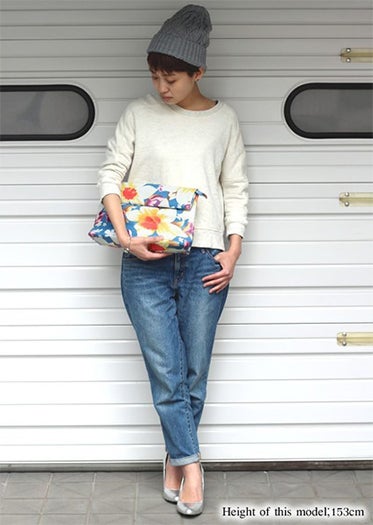 マンネリコーデのポイントにも◎トロピカルフラワーロールクラッチバッグ 画像提供：「DEVILISH TOKYO」