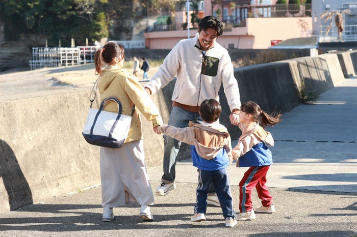 佐津川愛美、坂口憲二「続・続・最後から二番目の恋」第4話(C)フジテレビ