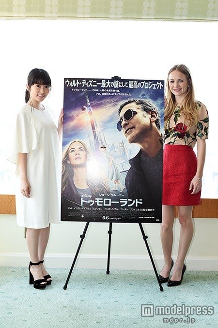 志田未来（左）、ブリット・ロバートソン（右）