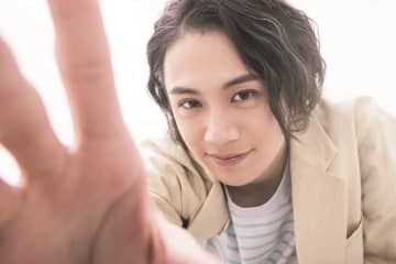 前川優希が 小説家 着ぐるみの中の人 サラリーマン さまざな役になりきったカレンダーブックを発売 モデルプレス
