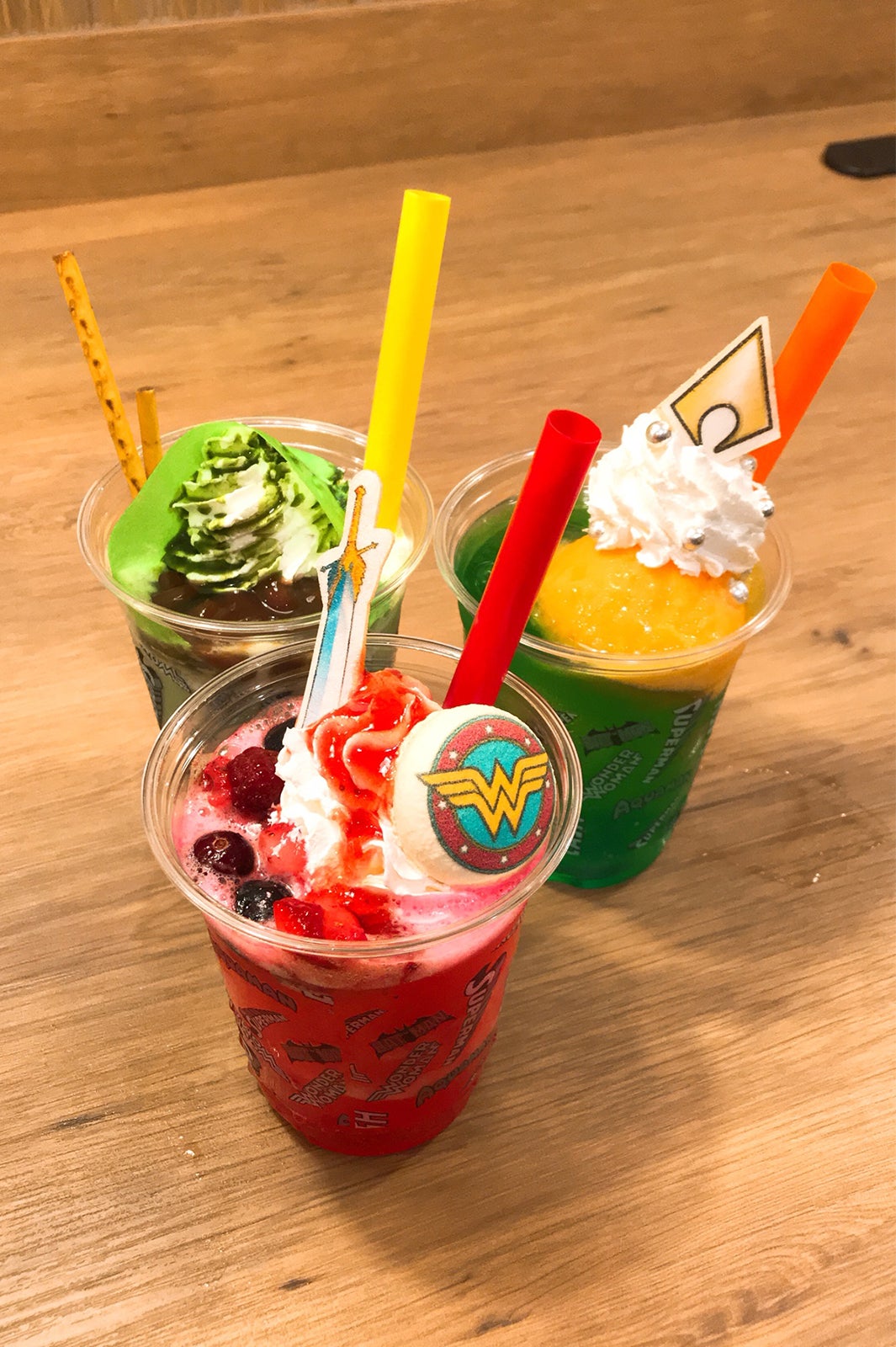 『ワンダーウーマン』スムージー￥700、『グリーンアロー』スムージー￥700、『アクアマン』ソーダフロート￥700 （提供画像）