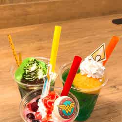 『ワンダーウーマン』スムージー¥700、『グリーンアロー』スムージー¥700、『アクアマン』ソーダフロート¥700 (提供画像)