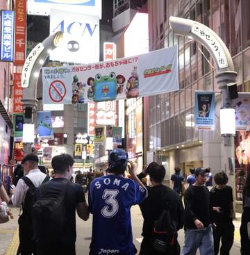 渋谷でブラジルサポ「ありがとう・さよなら～」合唱 突如リフティングでも熱狂 ブラジルサポは日本絶賛「全然負けると思った」