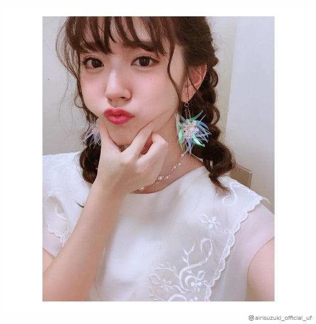 “甘め鈴木愛理”が話題「めずらしくぶりぶり」三つ編みツインテール姿が可愛い