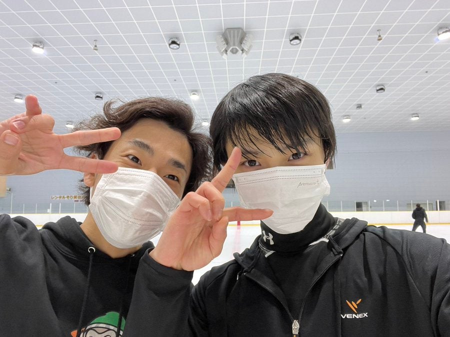 羽生結弦&織田信成、2ショット披露に「レア写真」「仲の良さ伝わる」の声