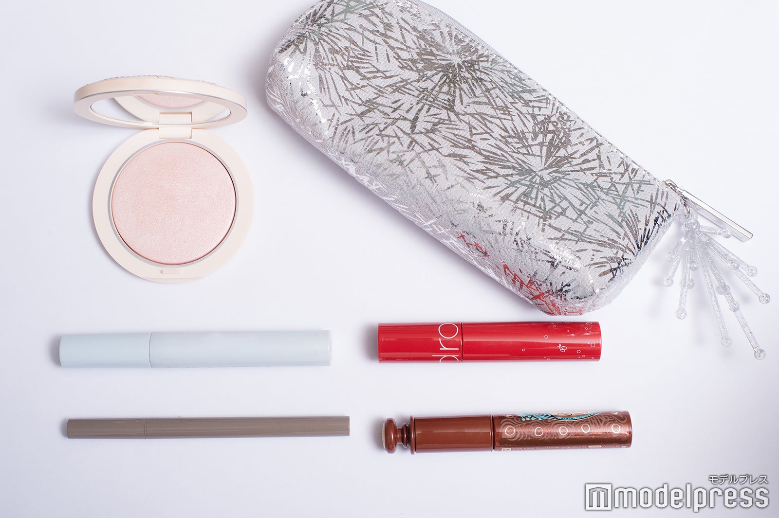 小室瑛莉子アナのメイクポーチの中身をチェック！（C）モデルプレス