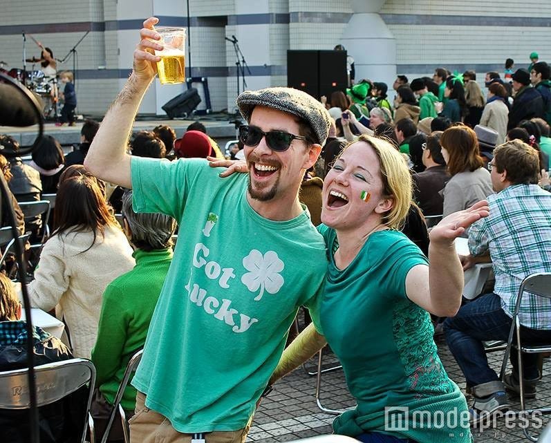 ハロウィンに続く海外発イベントに注目、緑コーデでグルメ&音楽を満喫