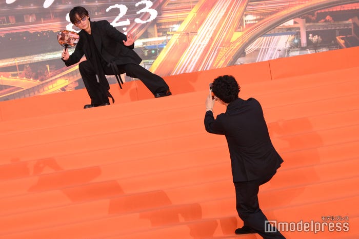 綾野剛を撮影する星野源(C)モデルプレス