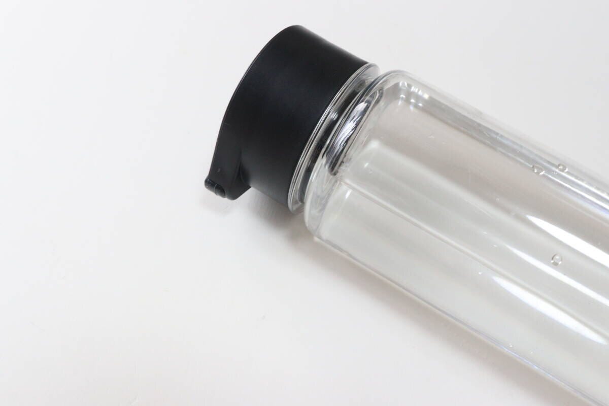 ドリンクボトル（黒、収納取っ手付）550mL　横向き