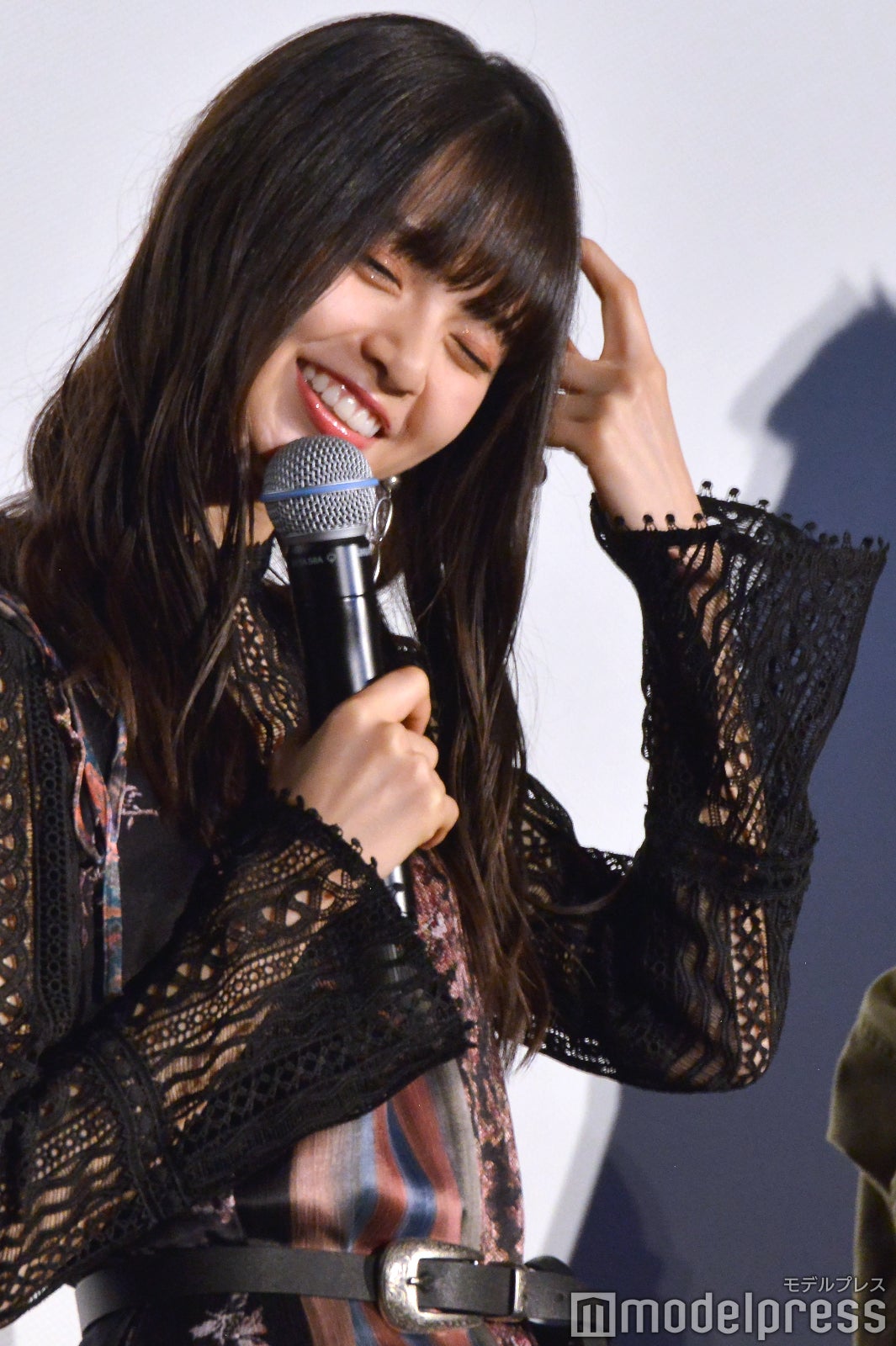 考える齋藤飛鳥 （C）モデルプレス