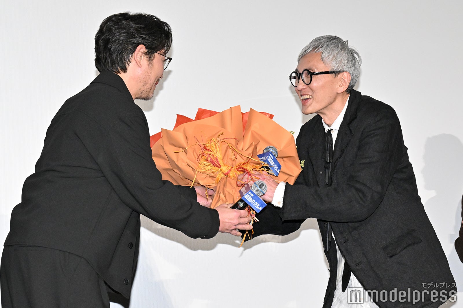 （右）松重豊（C）モデルプレス