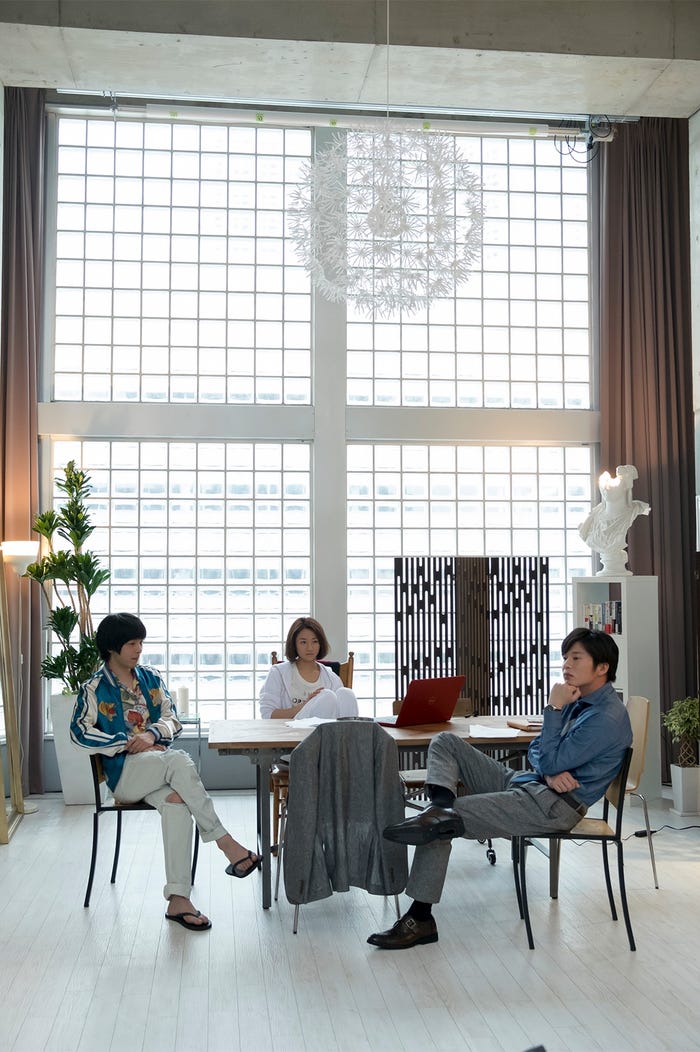 ドラマで“伊藤くん”を演じる田中圭(右)と中村倫也(左)/(C)「伊藤くん A to E」製作委員会 制作プロダクション:ドリマックス・テレビジョン