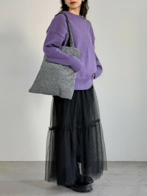 パープル×ブラックで甘辛コーデ 大人の冬におすすめのチュールスカートコーデ