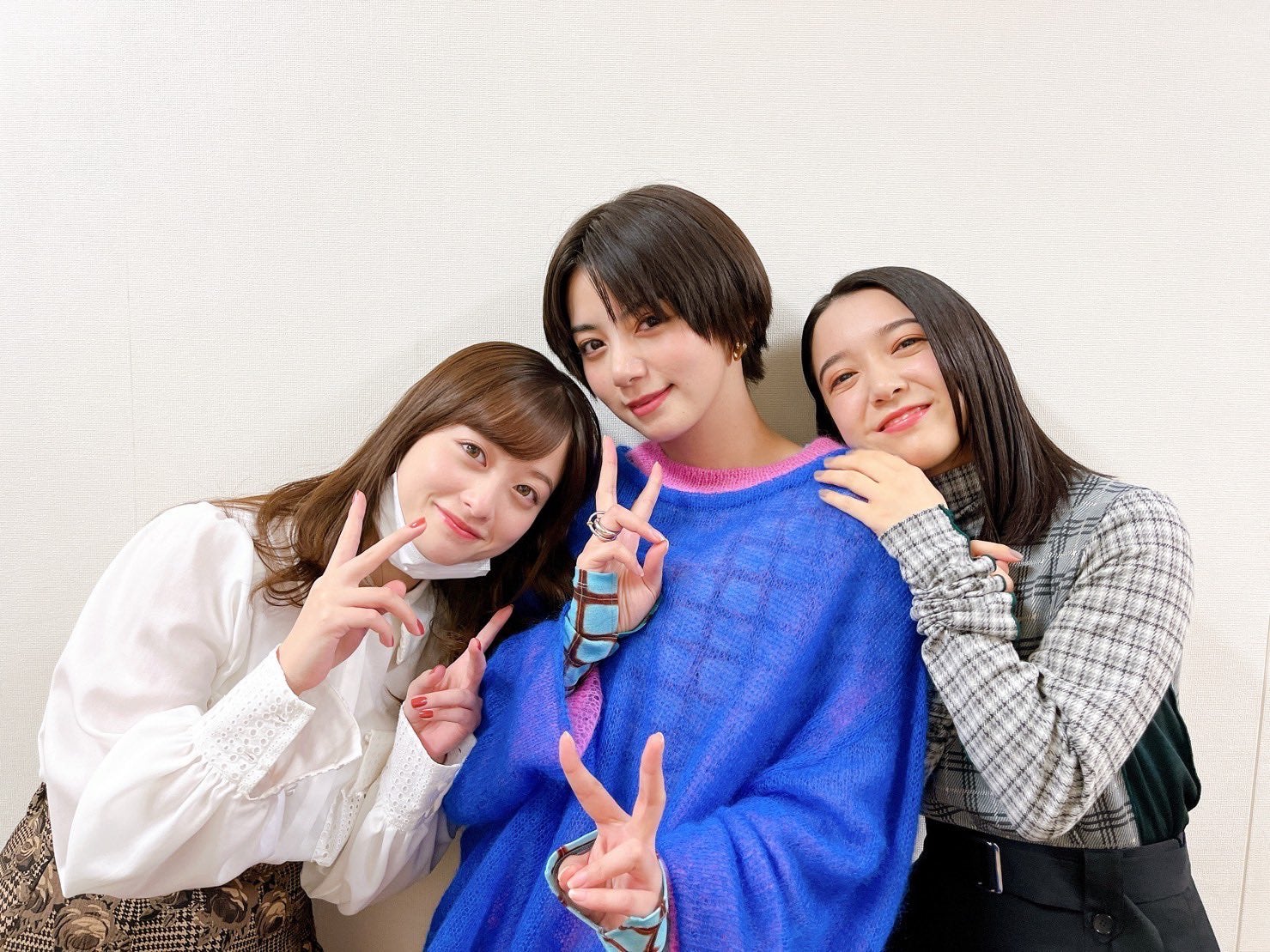 橋本環奈＆上白石萌音、池田エライザと“遭遇”で「九州の女たち」ショット公開