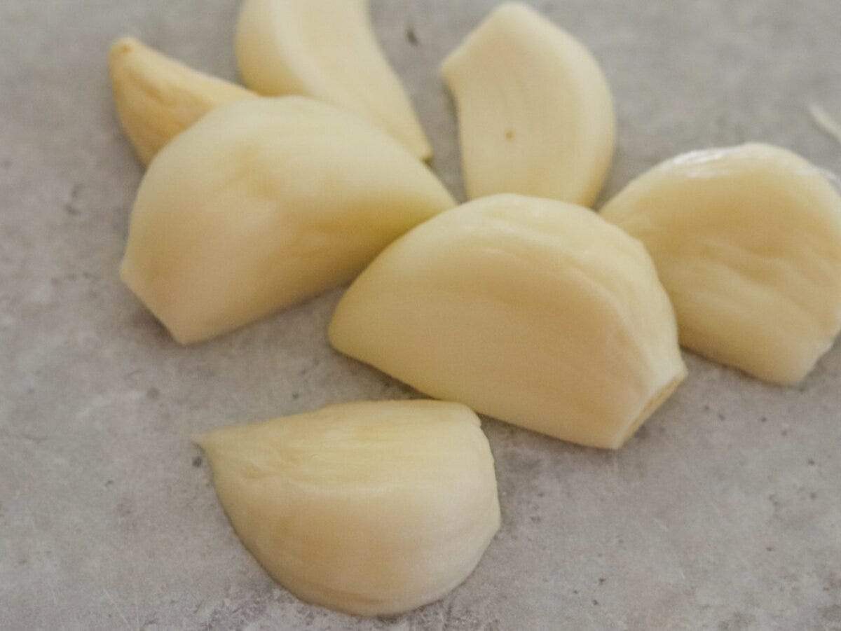 皮をむいて半分に切ったにんにくが並んだ俯瞰写真