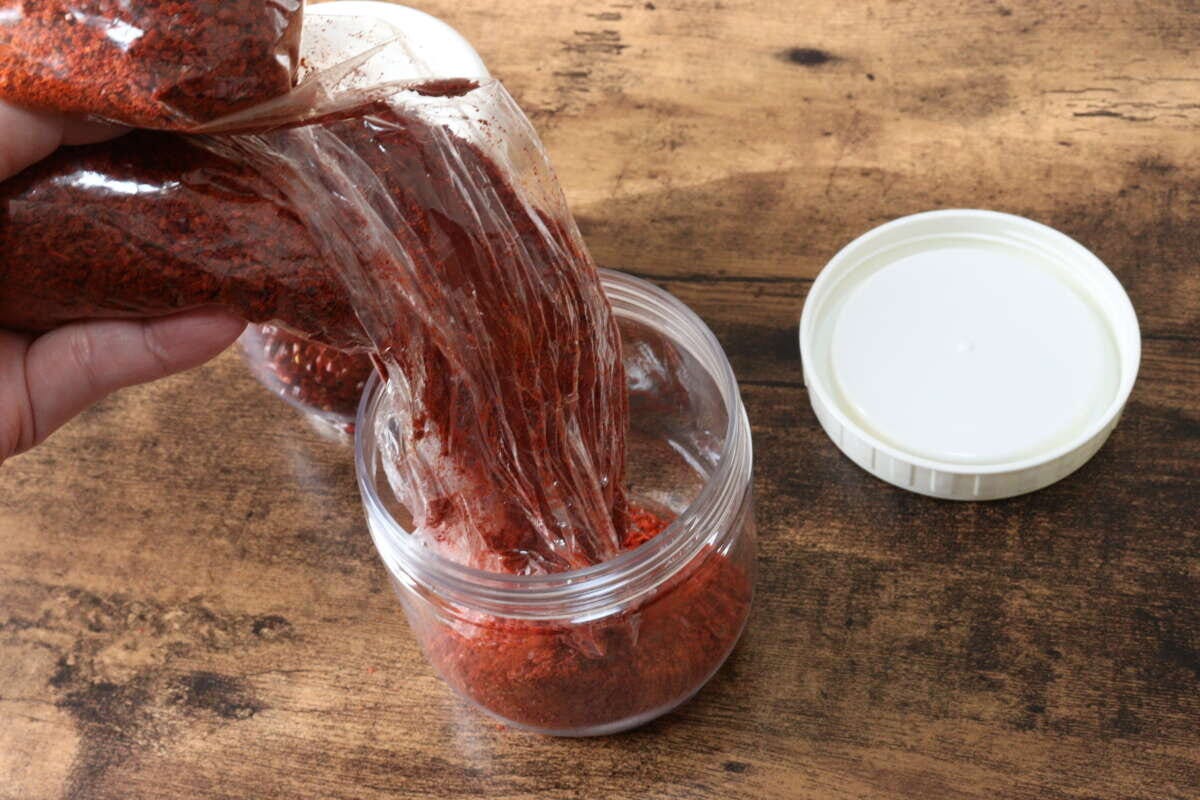 ダイソーの重ねられる保存容器　丸型に移し替える