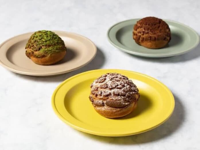 オーガニック玄米粉のシュークリーム（カスタード、抹茶カスタード、チョコカスタード各500円）は早々に売り切れる人気スイーツ（画像提供）