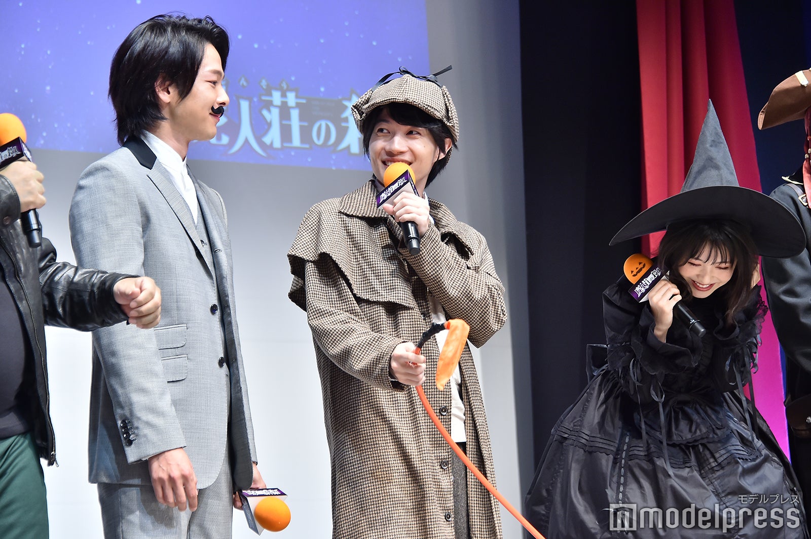 巨大風船割れた瞬間（左から）中村倫也、神木隆之介、浜辺美波（C）モデルプレス