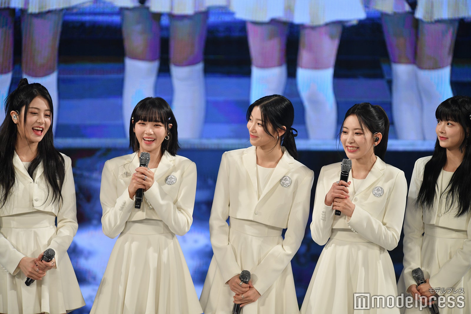 「ちょっと」緊張気味のYUNJIN、CHAEWON、KAZUHA、SAKURA、EUNCHAE／LE SSERAFIM （C）モデルプレス