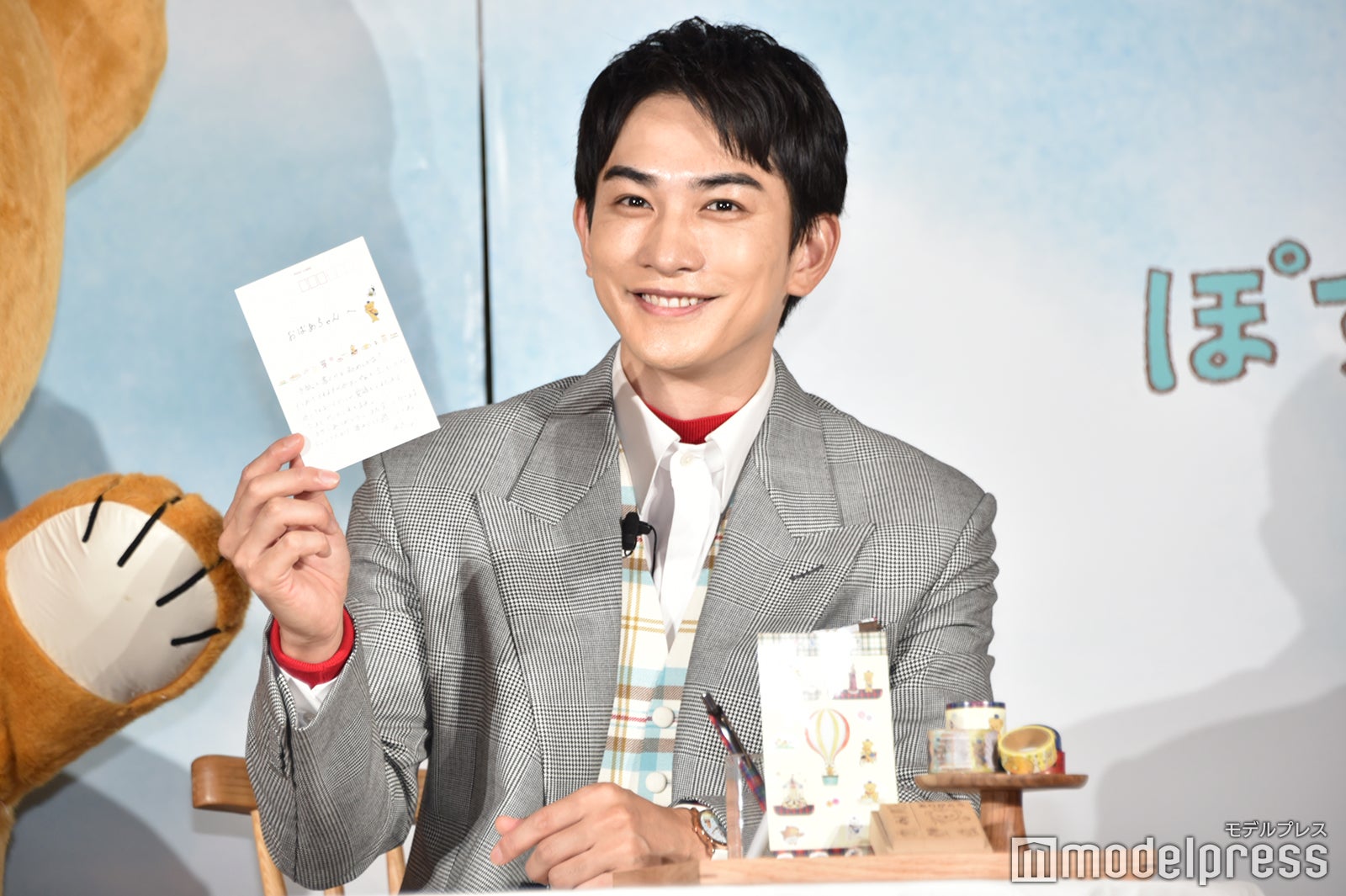 祖母への手紙にシールを貼った町田啓太（C）モデルプレス