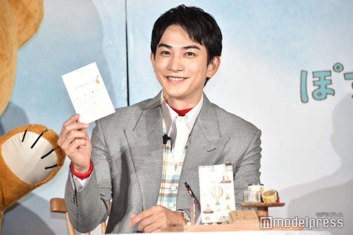 祖母への手紙にシールを貼った町田啓太(C)モデルプレス