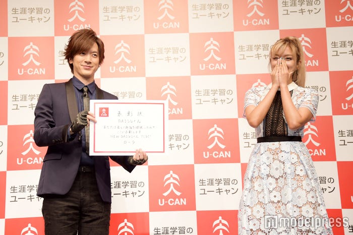 ローラ(右)からDAIGO(左)へ賞状授与(C)モデルプレス