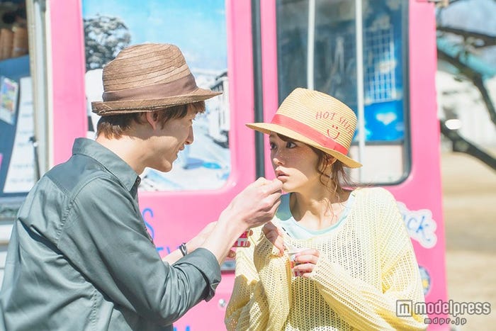 大胆「あ~ん」で間接チッス(C)2015 映画「ヒロイン失格」製作委員会