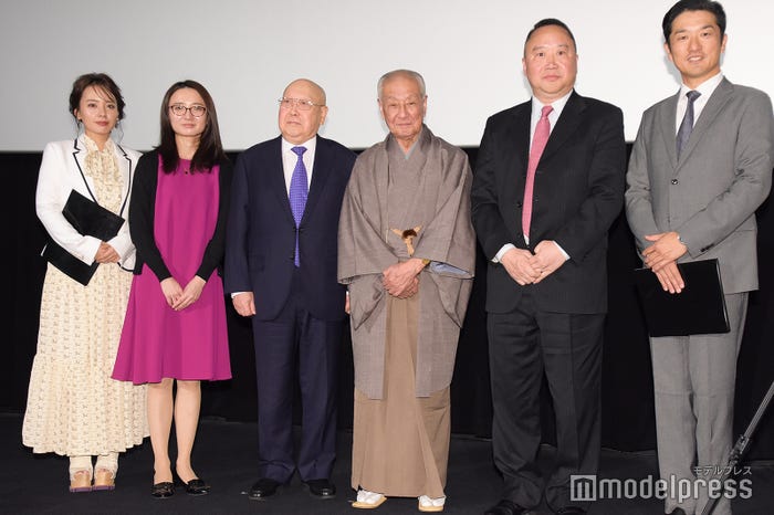 (左から)山田菜々、中国大使館の徐君波氏、京劇俳優の尚長栄、人間国宝の野村萬さん、滕俊傑監督、キクチウソツカナイ。 (C)モデルプレス