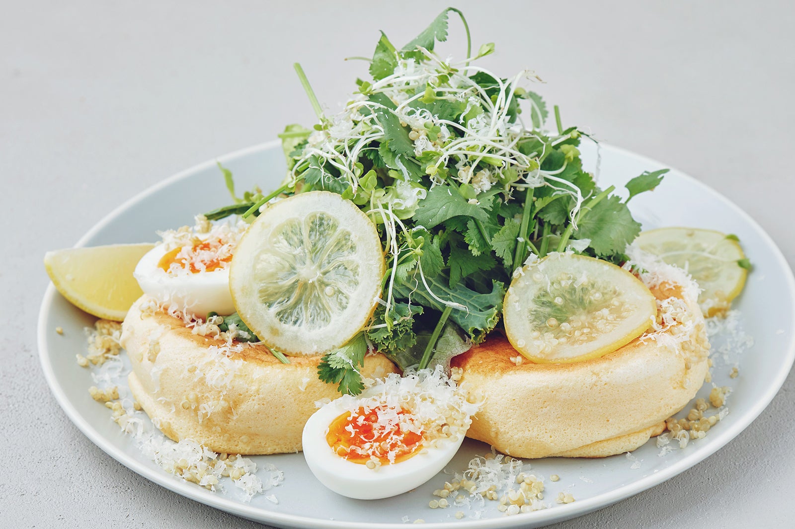 たっぷりパクチーとレモンのパンケーキ ¥1,300／画像提供：フレーバーワークス