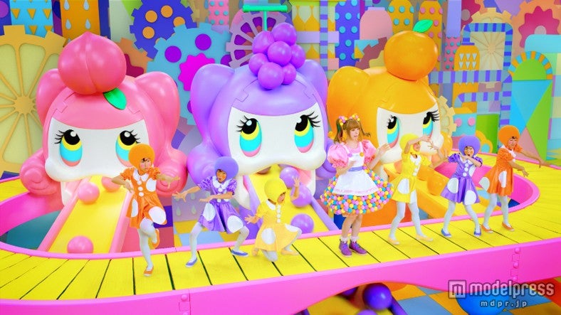 きゃりーぱみゅぱみゅ（中央）とキッズダンサー／新「み」（30秒）編