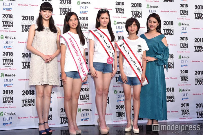 (左から)新川優愛、田村友乃さん、佐藤梨紗子さん、吉村梓穂さん、平祐奈 (C)モデルプレス