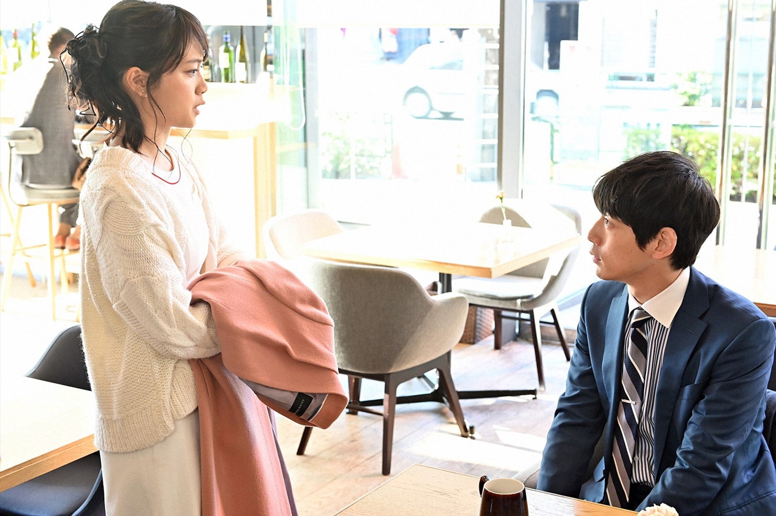 深川麻衣、坂口健太郎／「婚姻届に判を捺しただけですが」第9話より（C）TBS