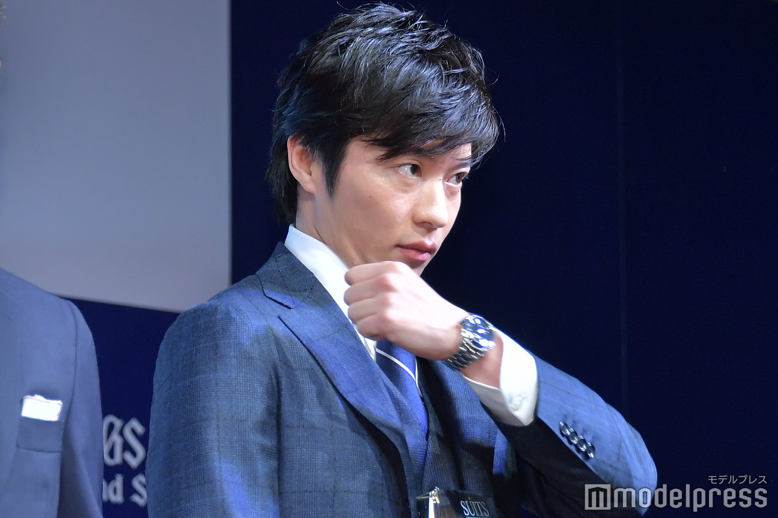 腕時計をアピールする田中圭（C）モデルプレス