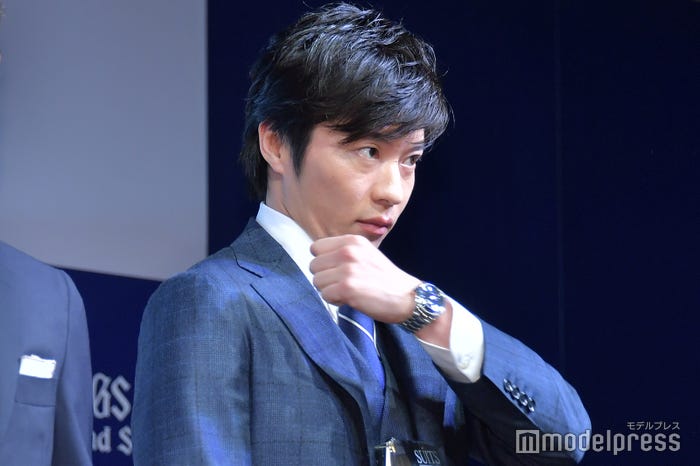腕時計をアピールする田中圭(C)モデルプレス