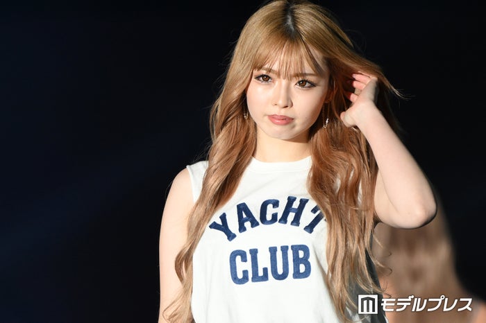 ゆいちゃみ、ミニ丈変形デニムで素肌輝く 涼しげコーデでクールにランウェイ【TGC teen ICHINOSEKI 2024】