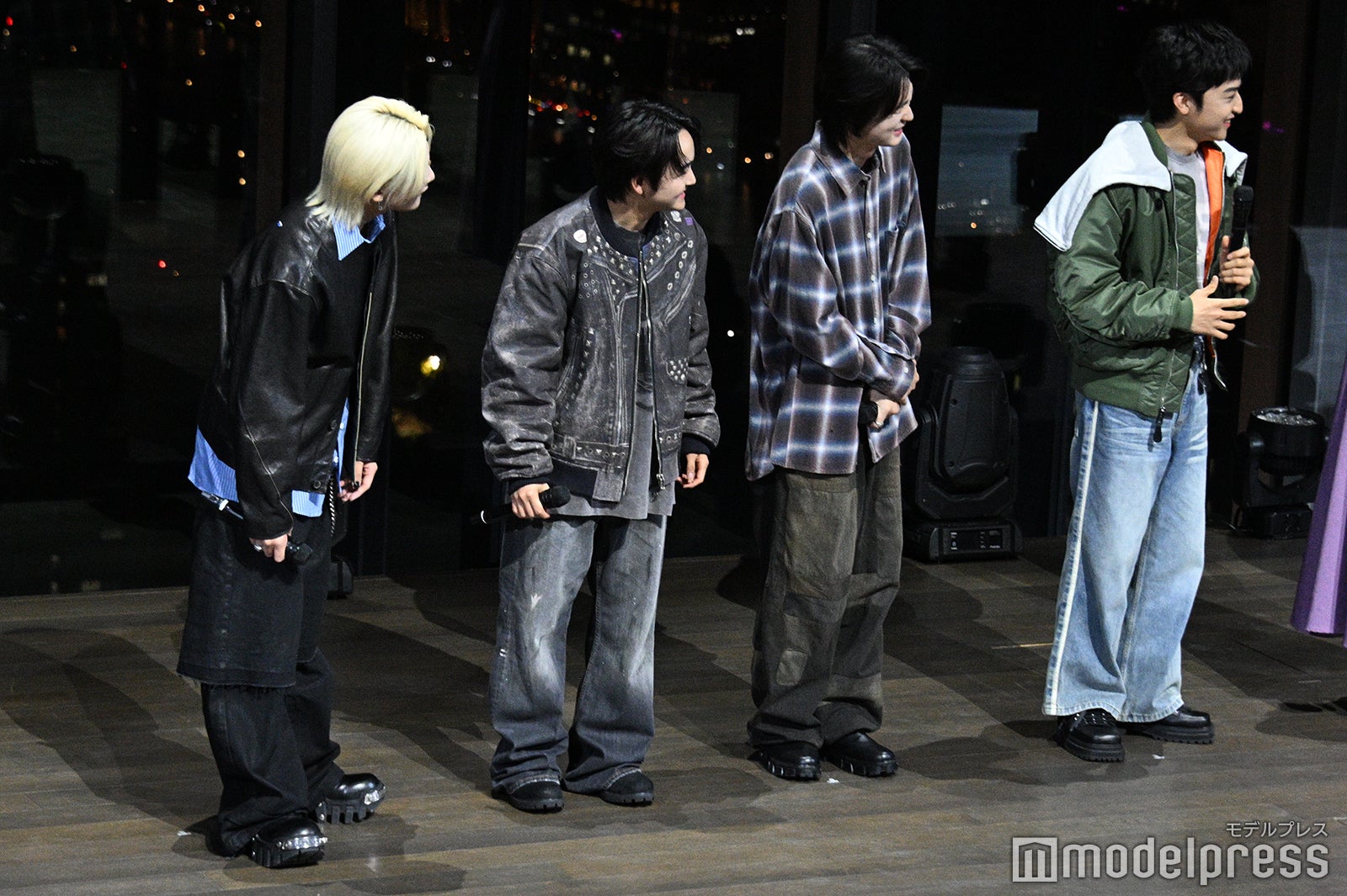 堤幸彦監督のコメントに耳を傾けるedhiii boi、TAIKI、RUI、KANON（C）モデルプレス