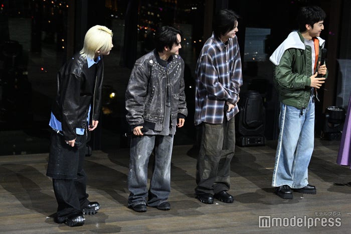 堤幸彦監督のコメントに耳を傾けるedhiii boi、TAIKI、RUI、KANON(C)モデルプレス