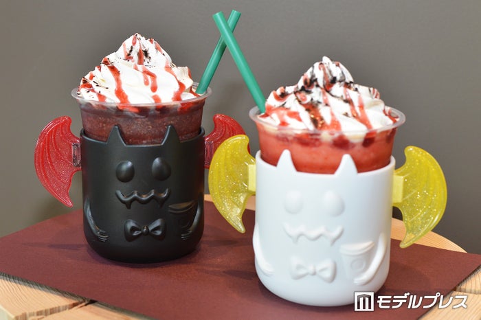 (左から)「カップスタンド付ハロウィン ダーク ナイト フラペチーノ」、「カップスタンド付 ハロウィン レッド ナイト フラぺチーノ」(C)ビューティーガール