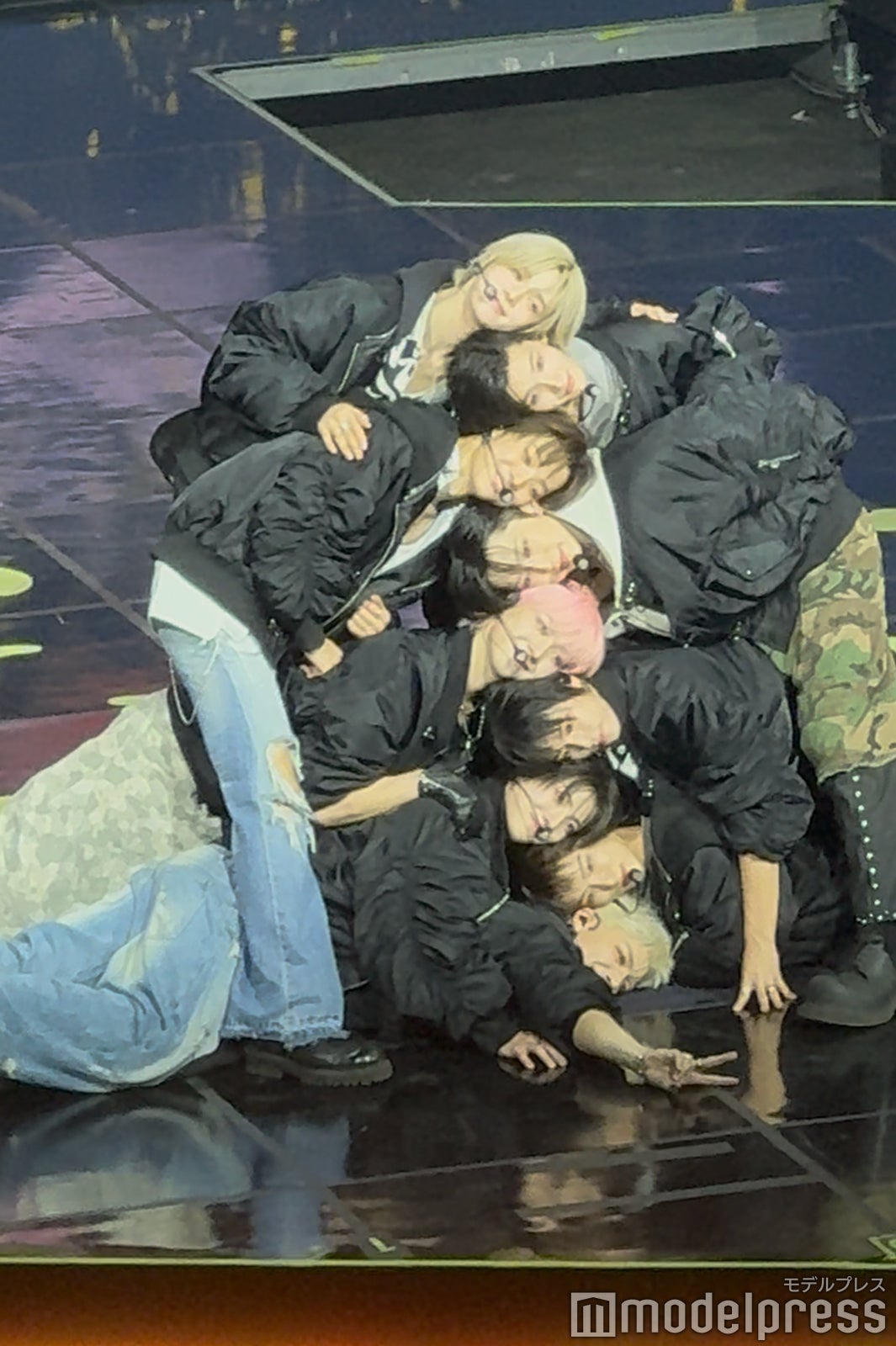 ぎゅっと密着した恒例ポーズをとる&TEAM（C）モデルプレス