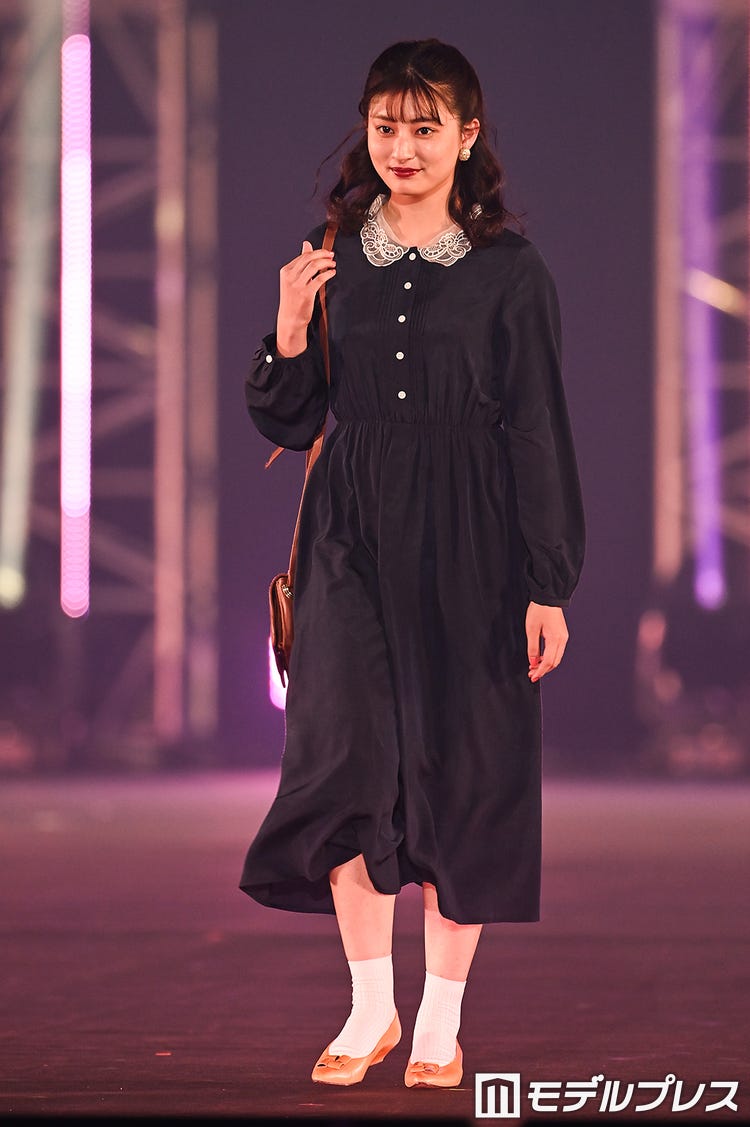 画像2 6 吉川愛 ビンテージライクなネイビーワンピが可愛い Tgca W Online モデルプレス