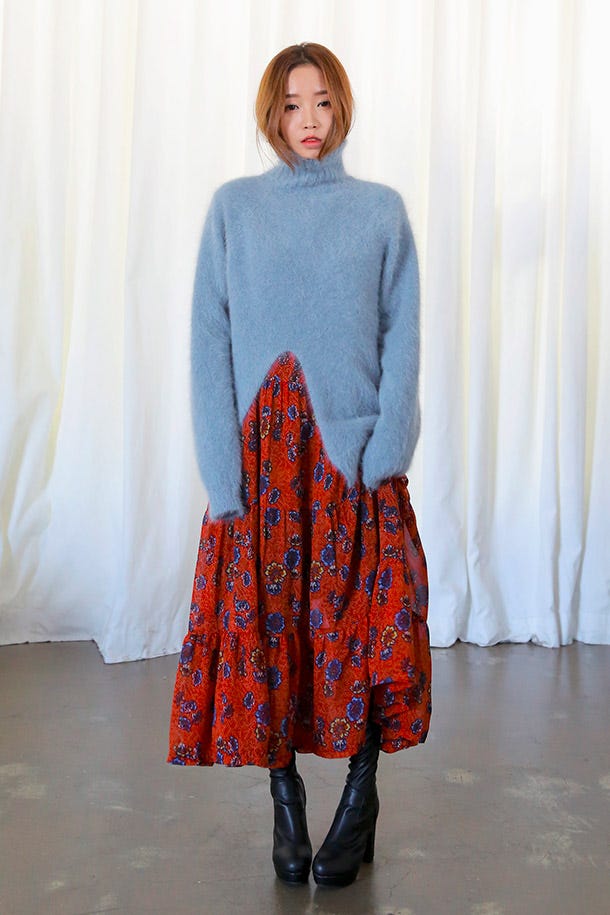 カッティングヘムハイネックアンゴラニット(スカイブルー)「STYLENANDA」14,190円(税込)/画像提供:STYLENANDA