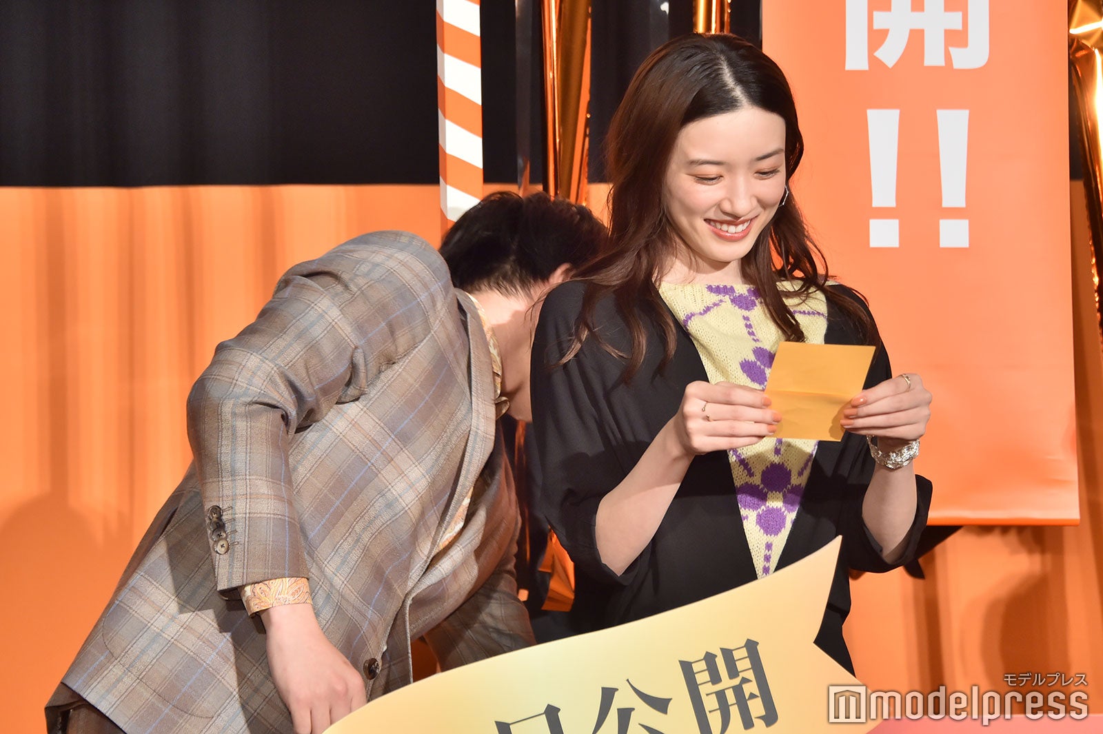 映画を観たファンの感想メッセージを嬉しそうに読む永野芽郁＆メッセージを拾う田中圭（C）モデルプレス