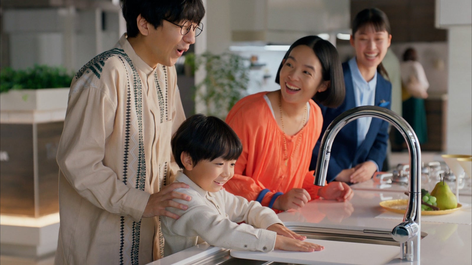 新CMより（提供写真）