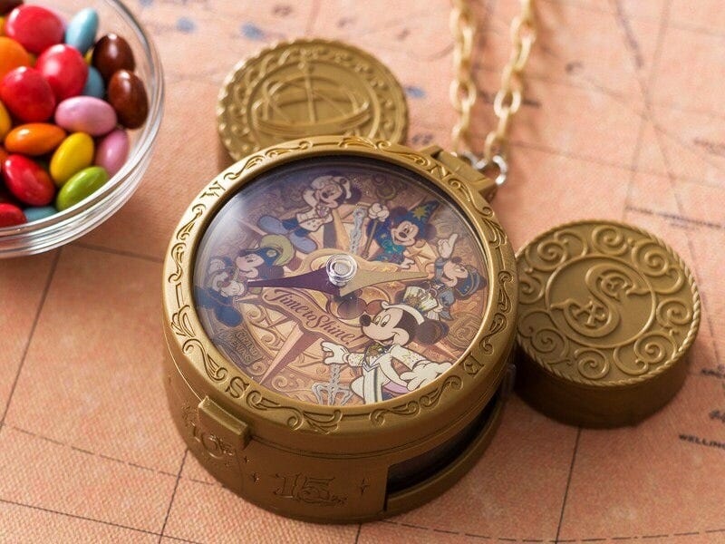 「ニューヨーク・デリ」には、カラフルチョコレート ミニスナックケース付き1200円もあります。これは2022年9月3日(土)まで販売しています