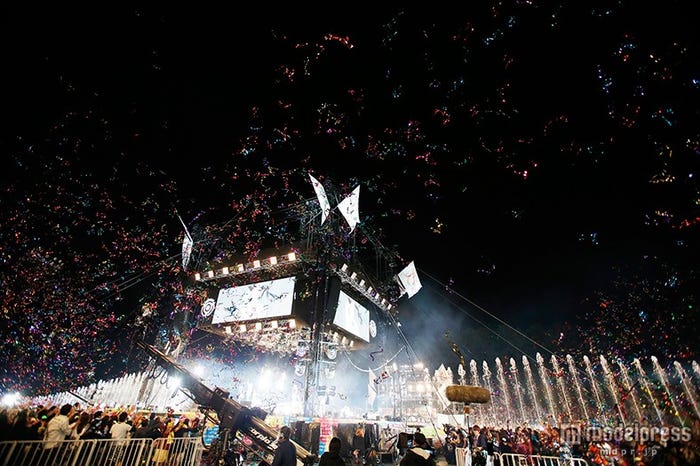 夜空が虹色に染まる