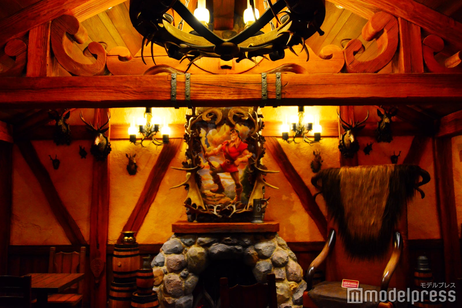 内装／フード施設「ラ・タベルヌ・ド・ガストン」（C）モデルプレス（C）Disney