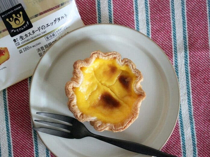 ローソンの「生カスタードのエッグタルト」は、パイ生地を使ったタイプ