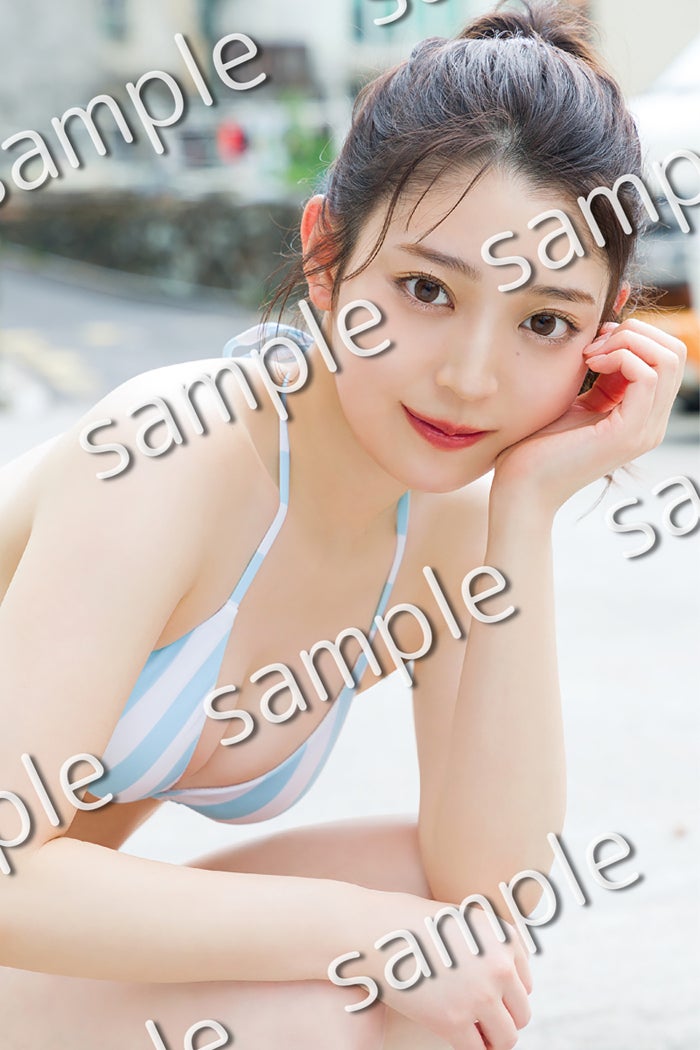 乃木坂46阪口珠美、爽やかストライプ水着姿披露 1st写真集「青いバラ」封入特典第3弾解禁