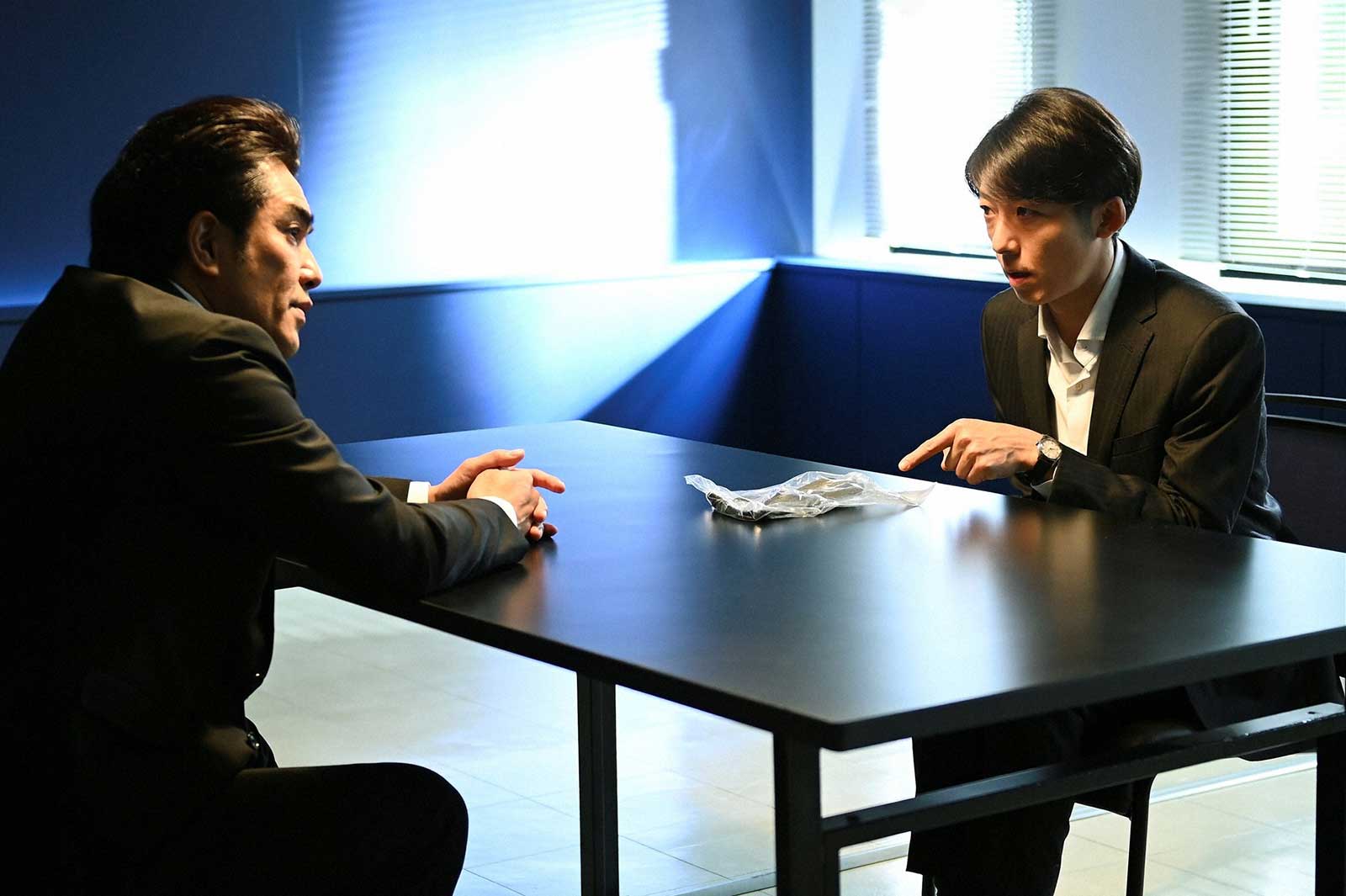 北村一輝、高橋一生「天国と地獄 ～サイコな2人～」第4話より（C）TBS