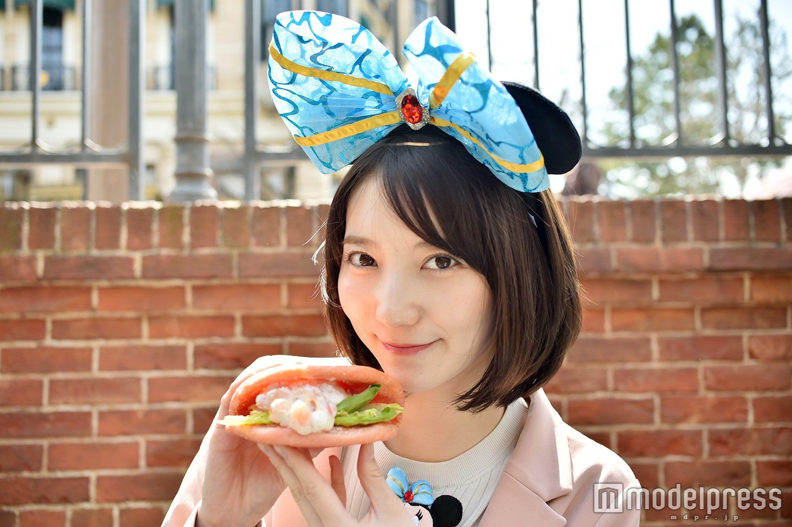 海老のシーザーソースサンドウィッチ（モデル：堀瑞希）／「東京ディズニーシー15周年“ザ・イヤー・オブ・ウィッシュ”」（C）モデルプレス